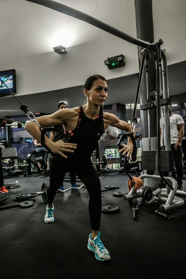 Quelle est la meilleure méthode pour renforcer les abdominaux pour une meilleure posture en gymnastique artistique?